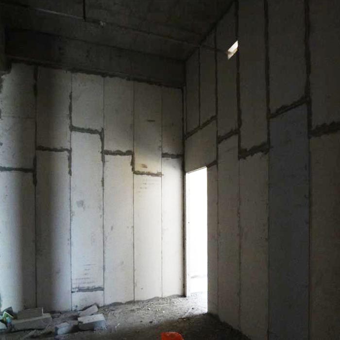 上海某医院墙面保温隔墙板安装现场